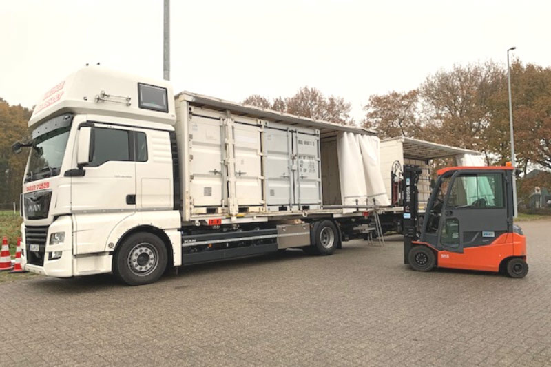 Drei Containerboxen in einem Umzugs-LKW von Umzug Mansholt.