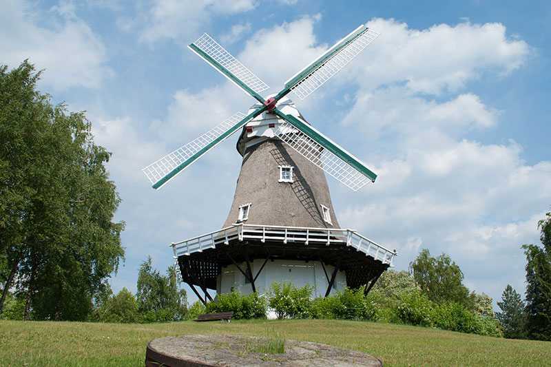 Eine Windmühle in auf einem kleinen Berg