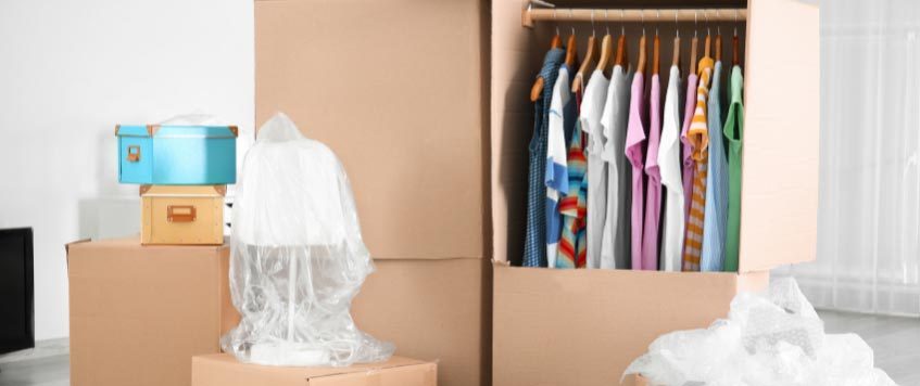 Kleiderbox: Umzug mit tragbarem Kleiderschrank