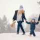 Dreiköpfige Familie geht durch den Schnee