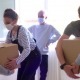 5 Umzugshelfer mit Masken tragen Umzugskartons