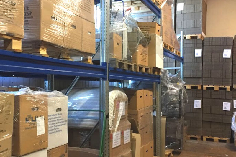 Ein Blick in ein Lager mit vielen Umzugskartons, die bereit sind, transportiert zu werden