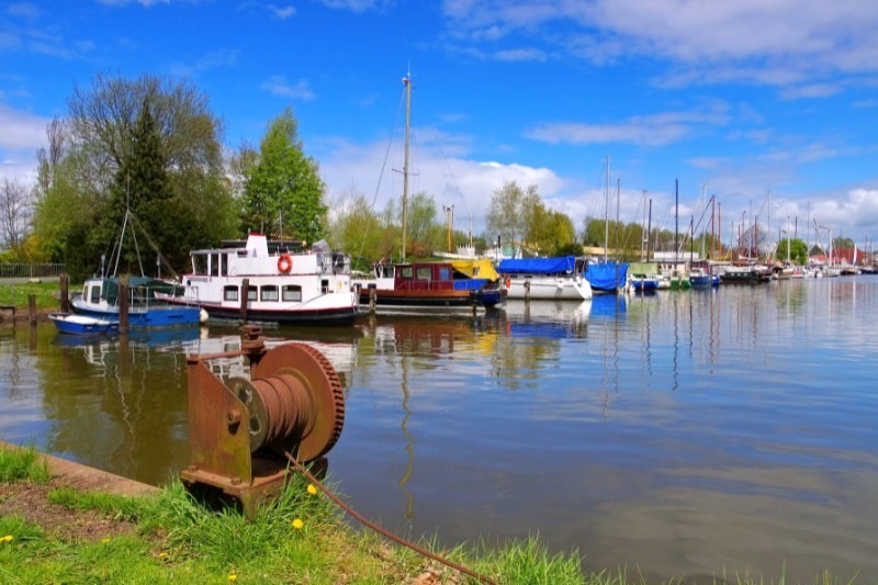 Mehrere Schiffe in einem Fluss