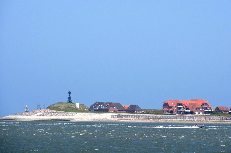 Seezeichen von Baltrum mit Sandstrand und ein paar Wohn- und Ferienhäusen