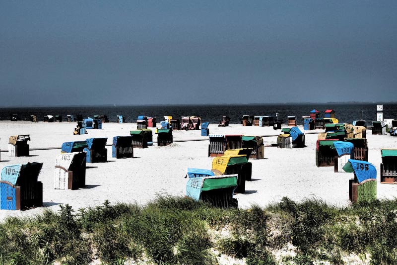 Strand der Insel Borkum mit Strandkörben