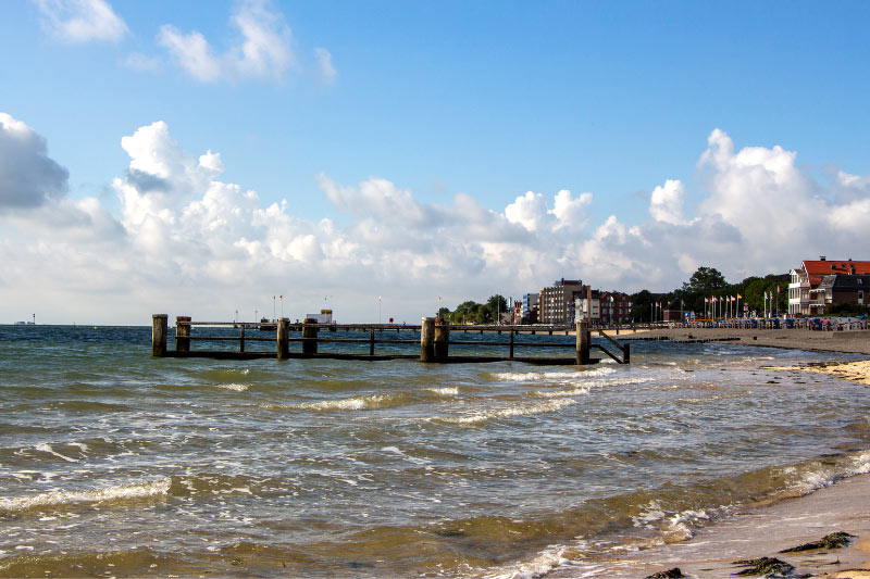 Strand von Föhr mit Steg, der ins Meer hineinreicht