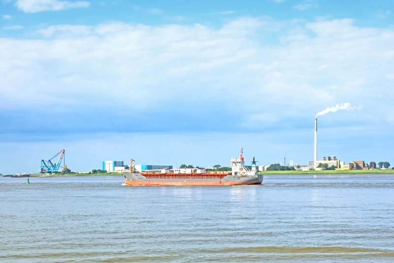 Ein Containerschiff auf einem Fluss