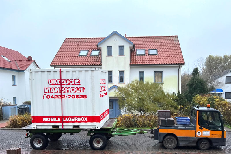 Mobile Lagerbox von Umzüge Mansholt vor einem neu bezogenen Haus auf Pellworm
