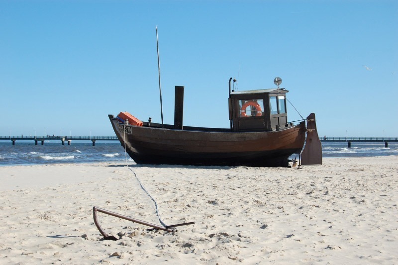 Holzschiff Sturmvogel am Strand von Usedom