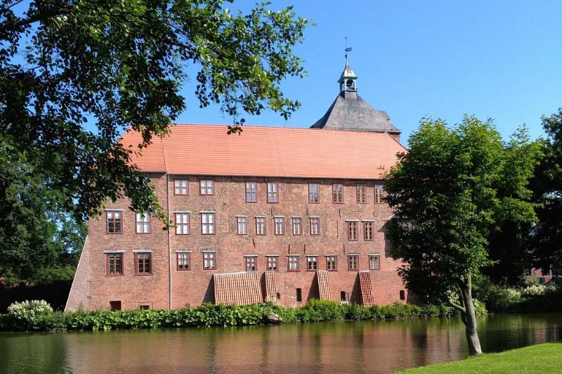 Winsener Schloss mit umlaufendem Wassergraben