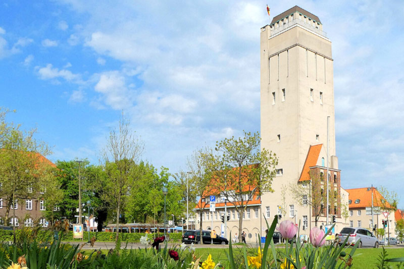Rathaus Delmenhorst umgeben von grünen Wiesen.