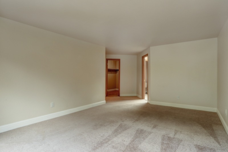 Blick in einen leeren Raum ohne Möbel