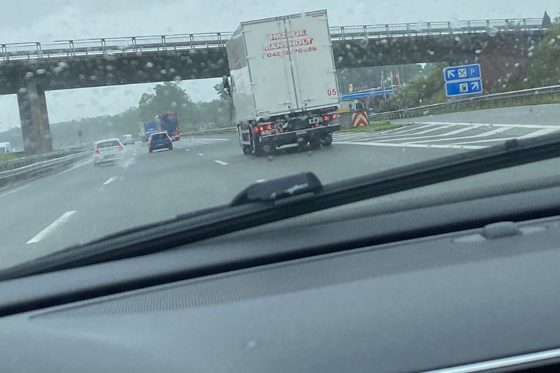 Ein Umzugswagen der Firma Mansholt wird auf der Autobahn von eoem PKW überholt