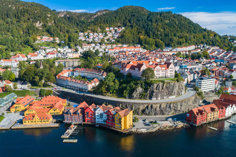 Die Stadt Bergen in Norwegen aus der Vogelperspektive.