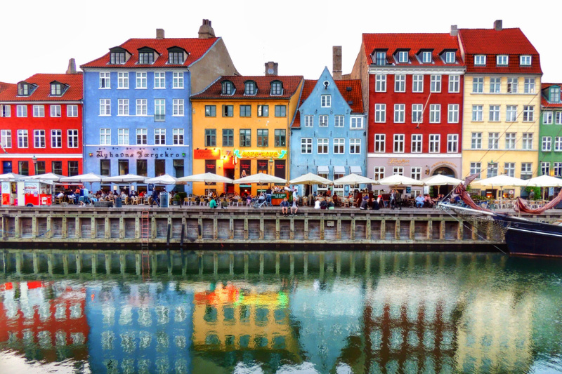 Bunte Häuserzeile an einem Hafenbecken in Dänemark