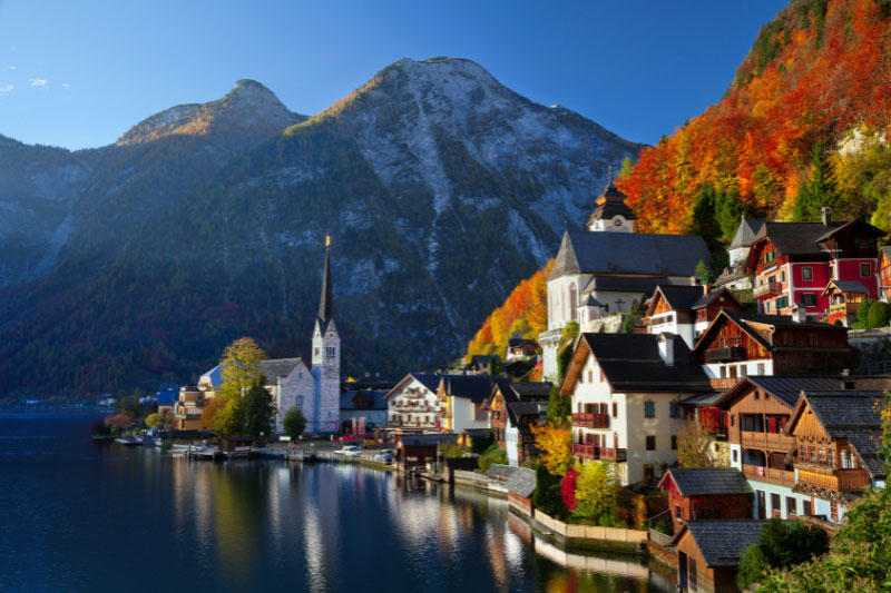 Österreichisches Dorf zwischen Bergen am Ufer eines idyllischen Sees