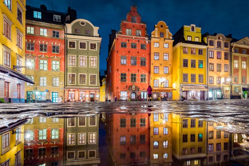 Die bunte Innenstadt von Schwedens Hauptstadt Stockholm nach einem Regenguss