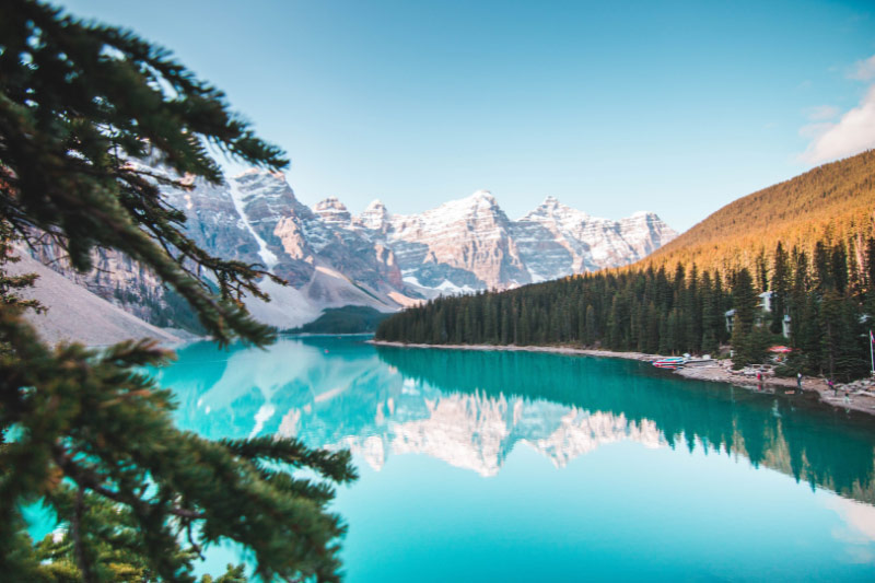 Türkisblauer See in Kanada vor einer Berglandschaft