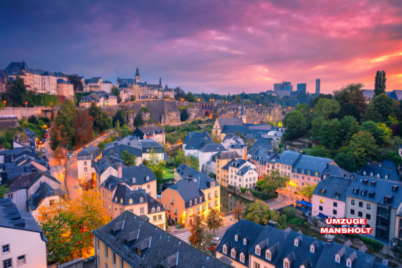 Blick auf Luxemburg Stadt in der Abenddämmerung