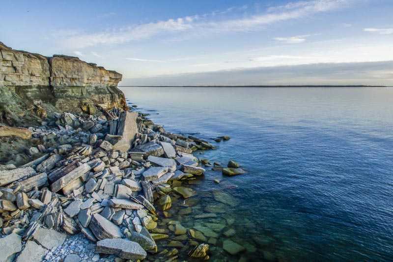 Zerklüftete Ostseeküste bei Estland mit klarem, blauem Wasser