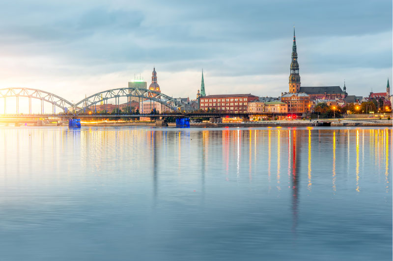 Die Skyline der lettischen Hauptstadt Riga von der Flussseite aus betrachtet.