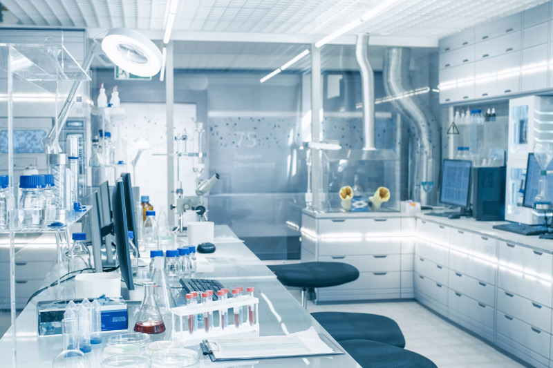Ein Laborraum mit vielen Schränken, Geräten, Tischen und Gefäßen