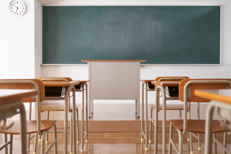 Ein Klassenzimmer von innen mit großer Schultafel