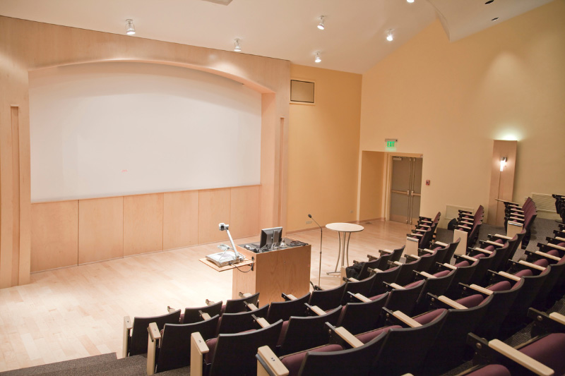 Moderner Hörsaal an einer Universität mit verschiedentlichem Inventar