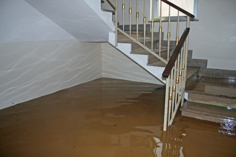 Ein Treppenhaus steht unter Wasser, man sieht einen deutlichen Wasserschaden