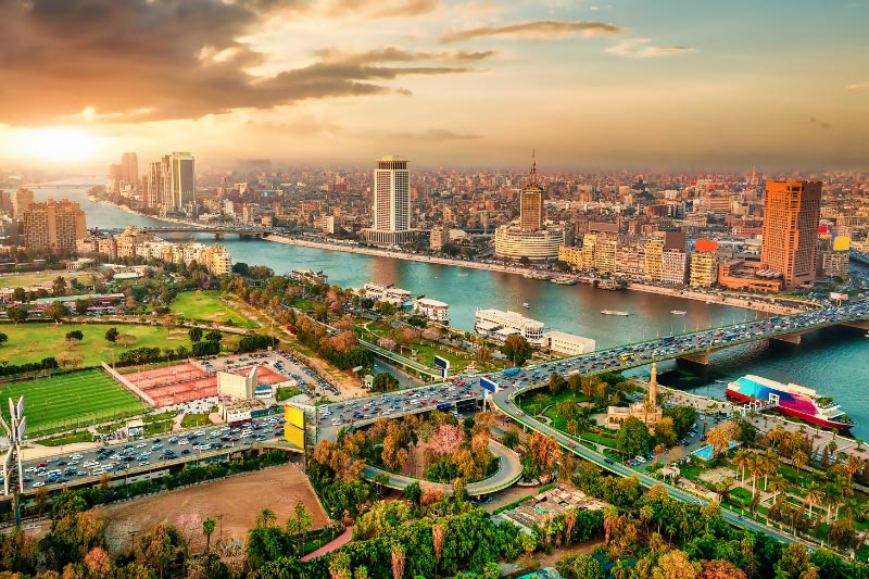 Panoramablick auf Kairo mit dem Nil, der durch die moderne Innenstadt fließt