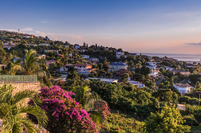 Kingston Town von seiner schönsten Seite an sanften Hügelhängen gelegen, die zum karibischen Meer hin abfallen