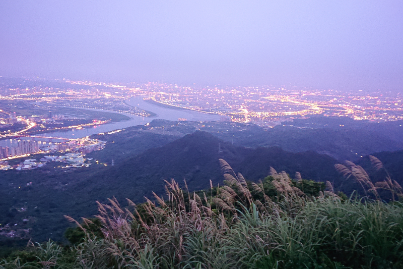 Blick auf die Hauptstadt von Venezuela, Caracas, während der Blauen Stunde
