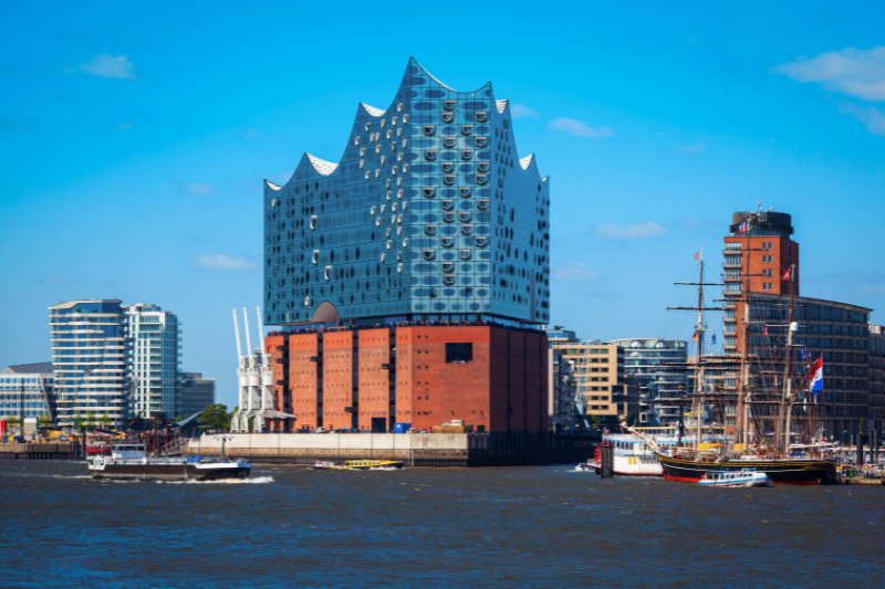 Blick auf die Elbphilharmonie vom anderen Elbeufer aus