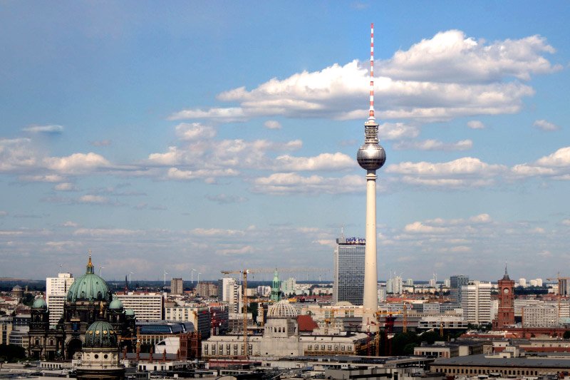 Blick über die Dächer von Berlin mit dem hoch aufragenden Fernsehturm am Alexanderplatz