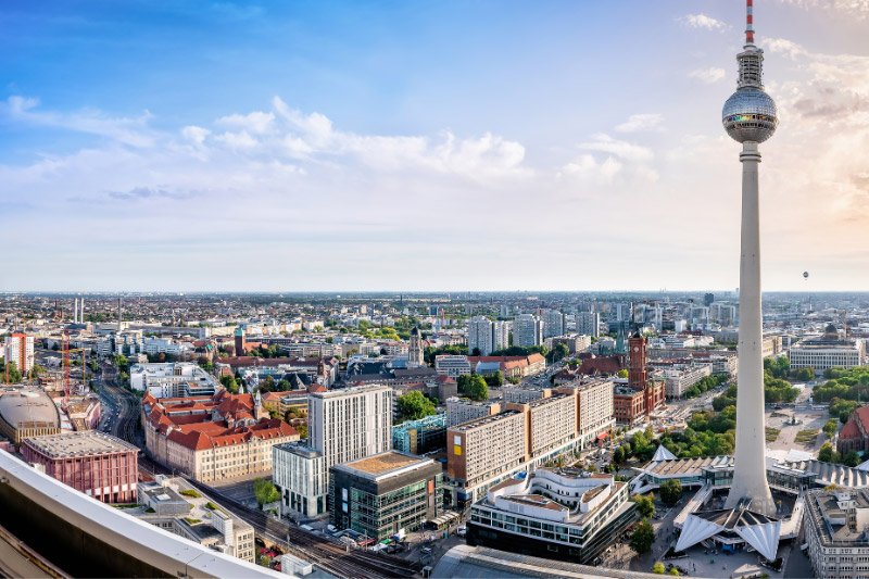 Blick über Berlin mit dem Fernsehturm im rechten Vordergrund