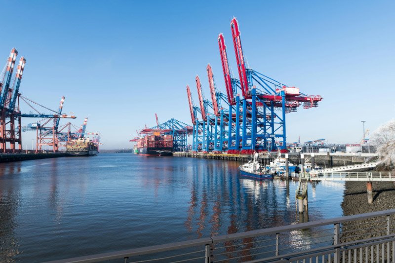 Blick in den Hamburger Hafen mit seinen Krananlagen