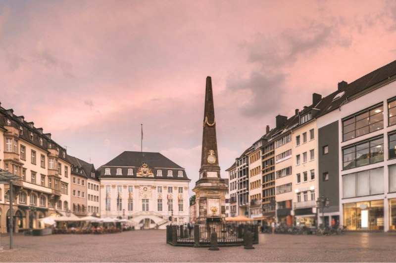 Marktplatz von Bonn mit dem Rathaus im Hintergrund