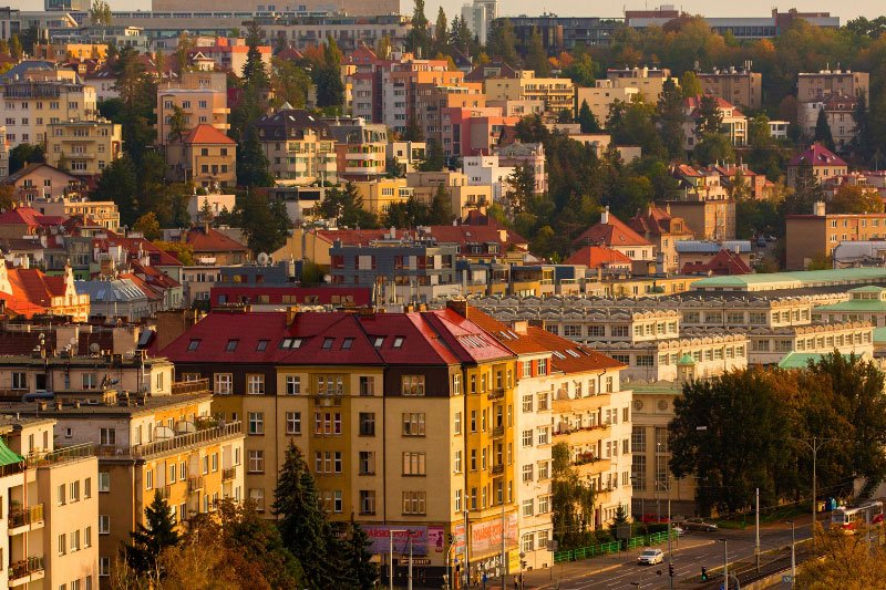 Blick auf eine Reihe von Wohnblocks und Wohnhäusern in Bonn