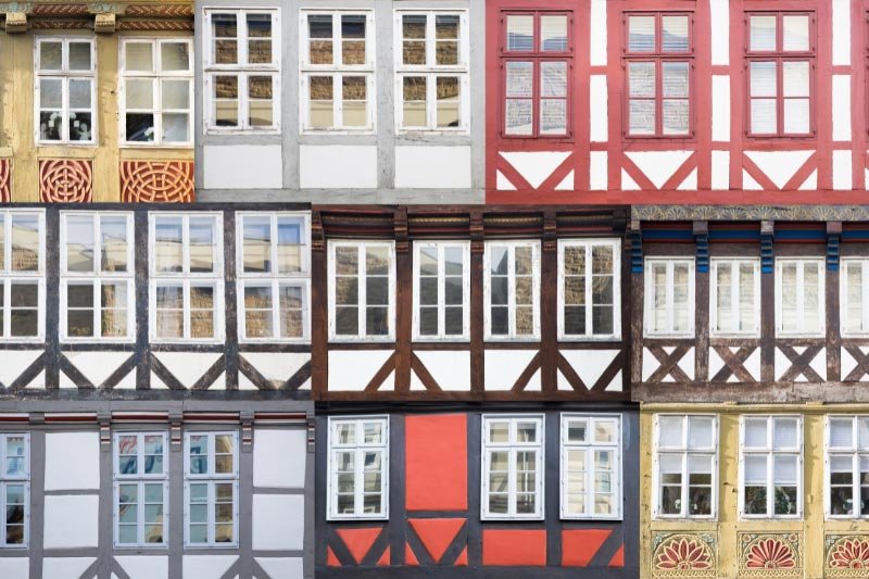 Reihe bunter Fachwerkfassaden mit unterschiedlich gestalteten Fenstern in der Altstadt von Hannover