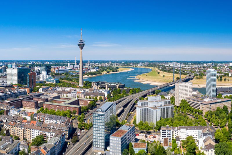 Stadtbild von Düsseldorf aus der Vogelperspektive mit dem Fernsehturm, der Rheinbrücke, dem Landtag und dem Rhein