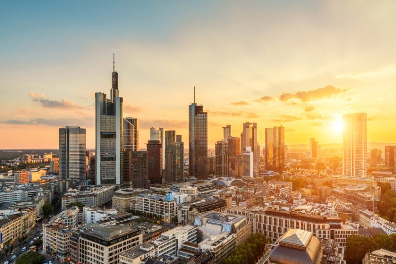 Frankfurt-1 Skyline von Frankfurt am Main bei Sonnenuntergang mit moderner Hochhausarchitektur und Blick über die Innenstadt.