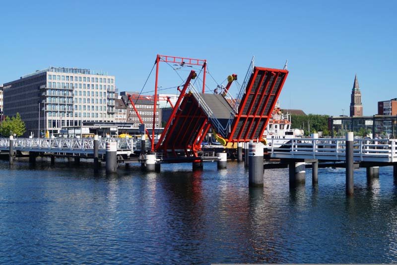 Kiel-1 Geöffnete Klappbrücke im Kieler Hafen vor blauem Himmel.