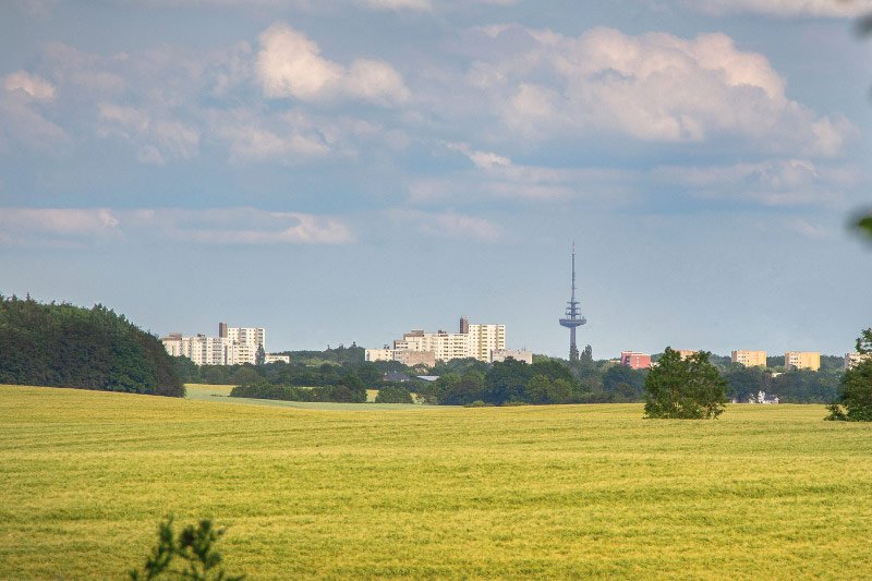 Kiel-2 Blick über weite Felder auf die Skyline von Kiel mit Fernsehturm.