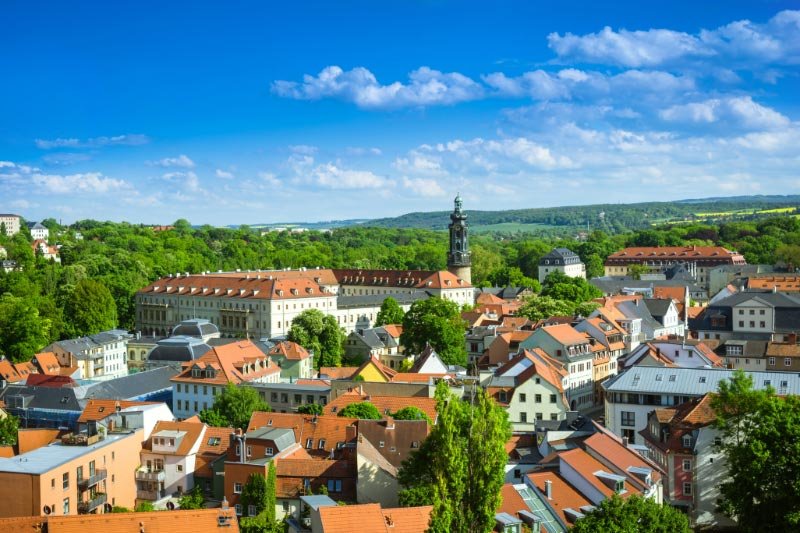 Eine Panorama-Ansicht der Stadt Weimar bei schönem Wetter.