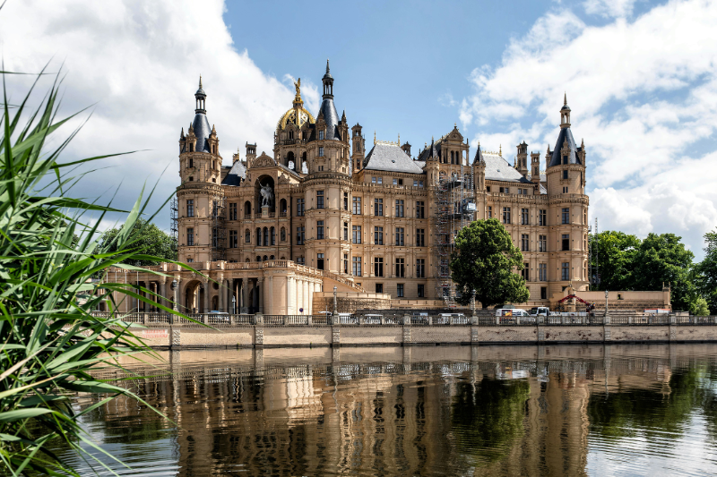 Das Schweriner Schloss auf der Schlossinsel, Aufnahme bei blauem Himmel und Sonnenschein.